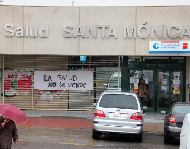 Pancarta informativas colocadas en la entrada del Centro de Salud Santa Mónica, en Rivas (Foto: Rivas Actual)