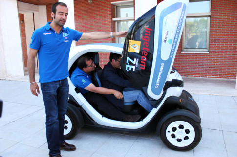 El concejal Marcos Sanz, al volante del vehículo eléctrico, reibiendo instrucciones para conducirlo (Foto: Rivas Actual)