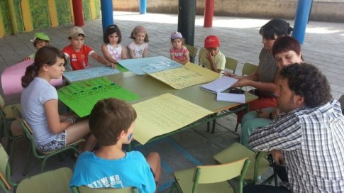 Pedro Del Cura, con niñasy niños del campamento urbano del Mario Benedetti (Foto Gabinete de Prensa del Ayuntamiento de Rivas)