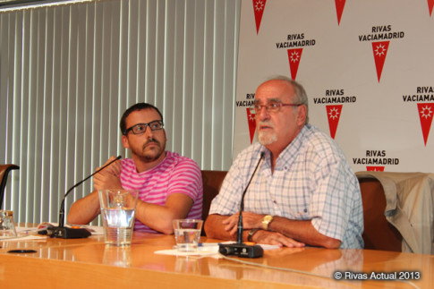 Curro García Corrales, concejal de Cultura (izda) y Pepe Masa (Alcalde de Rivas) durnte la presentación de la programación del Festival, ayer en Rivas (Foto: Rivas Actual)