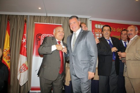 En el centro, en primer plano, con traje y corbata grises, Julián Merino, presidente del club La Meca de Rivas (Foto Federación de Fútbol de Madrid)