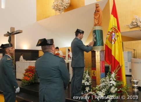Guardias civiles de Rivas depositan una corona ante el altar de la iglesia de Santa Mónica (Foto: Enrique Ayala)
