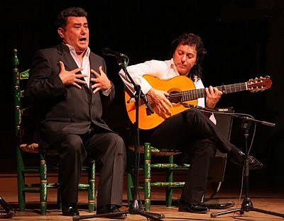 José Menese, acompañado a la guitarra por Antonio Carrión (Foto tomada del blog 