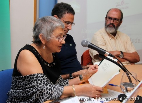 Laura Olalla (en primer plano) lee uno de sus poemas. Tras ella, José Guadalajara y Raúl Sánchez (Foto: Enrique Ayala)