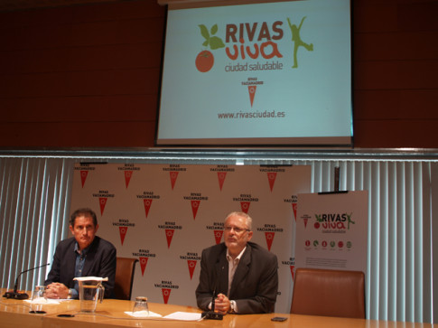 Marcos Sanz (izquierda) y Fausto Fernández, durante la presentación de la aplicación, esta mañana (Foto cortesía del Ayuntamiento de Rivas)