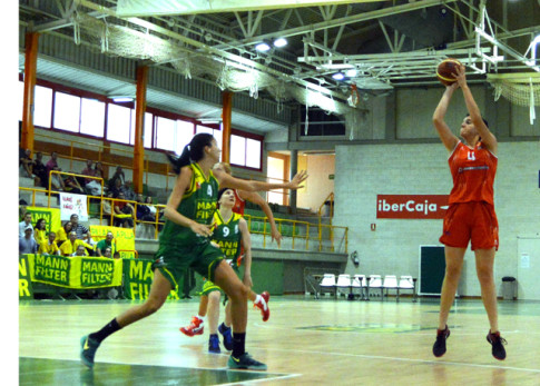 Laura Nicholls tira a canasta (Foto cortesía de Rivas Ecópolis Basket)