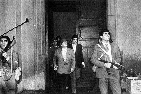 Danilo Bartulin, detrás de Salvador Allende (con casco), saliendo del Palacio de la Moneda para oponer resistencia al golpe de Estado de Pinochet