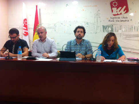 Dirigentes de IU Rivas, presidiendo la asamblea local celebrada ayer. el segundo por la derecha es Pedro del Cura, coordinador local (Foto cortesía de IU Rivas)