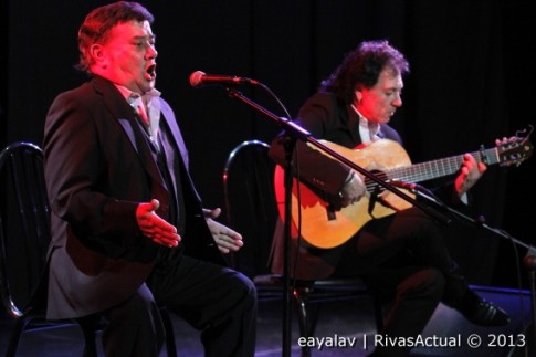 José Menese (en primer término) y Antonio Carrión, durante el concierto de ayer (Foto: Enrique Ayala)