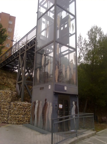 El ascensor que une la Avenida de Covibar con las calles situadas a su espalda (Foto cortesía Mancomunidad de Covibar)