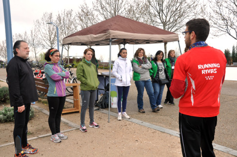 Un monitor de Running Rivas explica a los participantes la dinámica de una actividad (Foto corrtesía de Running Rivas)