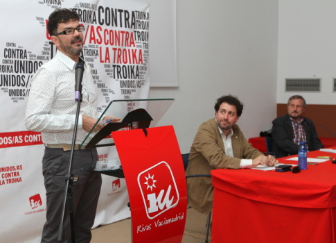 Eddy Sánchez se dirige al público. En la mesa, Pedro del Cura  y Willy Meyer (Foto: Enrique Ayala)
