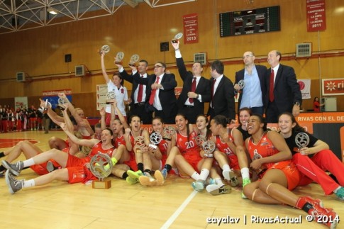 Toda la plantilla del Rivas Ecópolis posa con el trofeo que le acredita como campeón de Liga 2014 (Foto Enrique Ayala)
