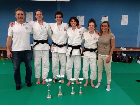 Las cuatro judokas del club ripense clasificadas para el Campeonato de España Absoluto (Foto cortesía del club)