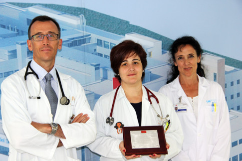 Los doctores José Mª de Miguel, Jefe de Servicio de Medicina Interna; Miriam Ramos; y Mª Luisa Medina, Jefe de Sección de Rehabilitación (Foto Cortesía de Hospital del Sureste)