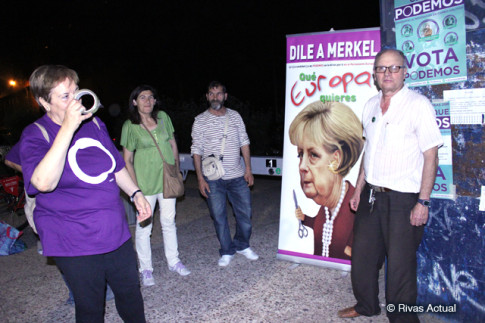 Un grupo de militantes de Podemos Rivas, con el cartelón con la caricatura de Angela Merkel (Foto Rivas Actual)