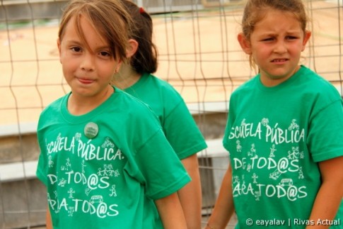 Unos niños muestran sus camisetas de apoyo a la educación pública, en una fiesta por la Educación de Rivas (Foto: Enrique Ayala)