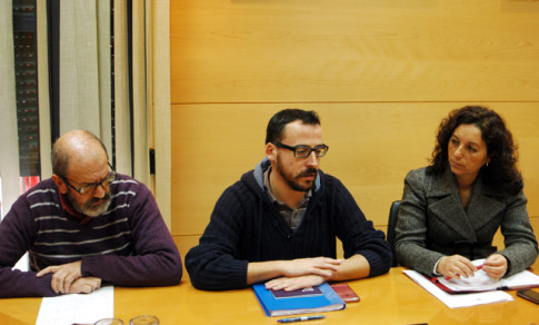 Montse Burgos, acompañada de Raúlk Sánchez y Curro García Corrales, durante una comparecencia, hace unos meses (Foto archivo Rivas Actual)