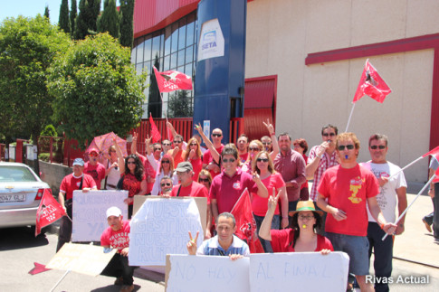 Varias deccenas de trabajadores rodeaban ayer la entrada al edificio de SETA, en Rivas (Foto Rivas Actual)