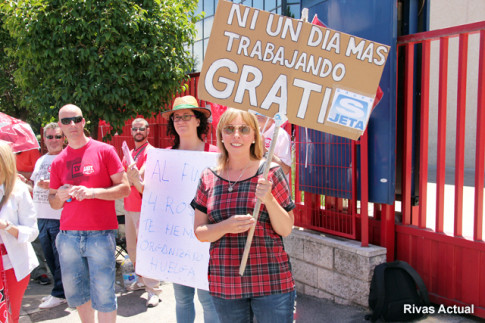 Una representante de los trabajadores muestra una pancarta reclamando el pago de salarios (Foto Rivas Actual)