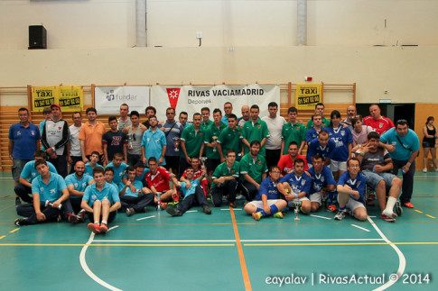 Los participantes posan juntos tras el torneo (Foto Enrique Ayala)
