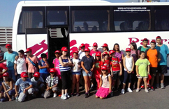 Las y los niños, antes de subir al autobús que les llevaría al campamento (Foto cortesía de RRAR)