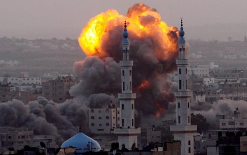 Imagen de uno de los recientes ataques con misiles sobre la ciudad de Gaza (foto tomada de 6topoderweb.com)