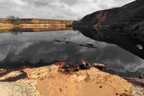 Una de las lagunas, cubiertas por petróleo (Foto: Asociación GRANMA)