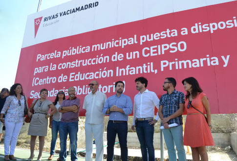 Eddy Sánchez (tercero por la derecha) junto al alcalde de Rivas, Pedro del Cura, y varios miembros del Gobierno municipal y del Grupo de IU (Foto cortesíade IU Rivas)