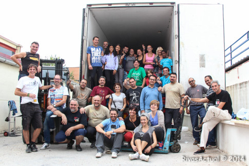 Los participantes en la carga del camión, fotografiados junto al mismo (Foto Rivas Actual)