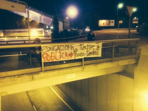 Una de la pancartas colocadas anoche, en el paso subterráneo de entrada a Rivas (Foto Rivas Actual)