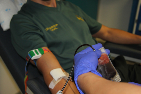 Un agente de la Guardia Civil donando sangre (Foto cortesía hospital del Sureste)