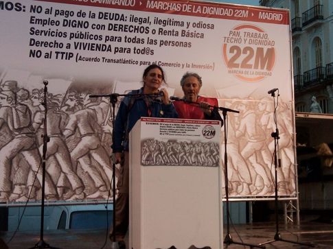 Dos miembros de la Plataforma 22M de Rivas se dirigen al público en la Puerta del Sol de Madrid 