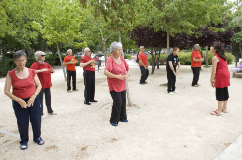 Personas mayores durante una práctica de Tai-chi, en 2013 (Foto Ayto Rivas)