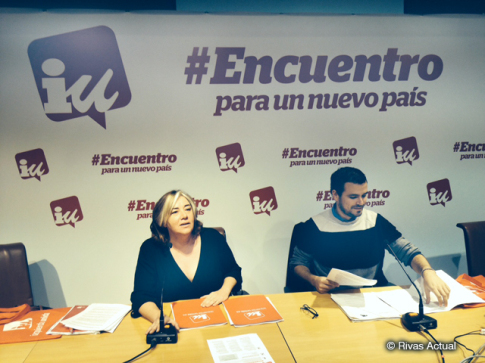 Marga Ferré y Alberto Garzón durante la rueda de prensa ofrecida esta mañana para explicar el programa de IU (Foto Rivas Actual)