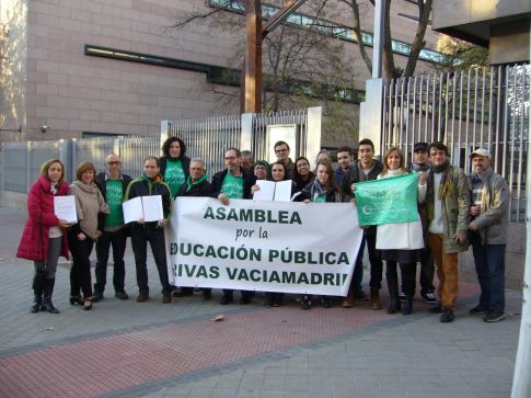El grupo de representantes de AEPR, junto con los políticos que les recibieron (Foto cortesía AEPR)