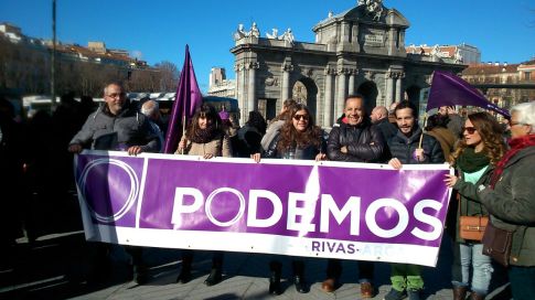 Membros de Podemos Rivas, en la Puerta de Alcalá de Madrid (Foto cortesía Podemos Rivas)i