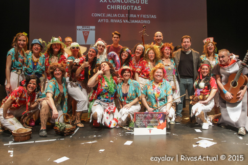 Miembros de la Asociación Al Alba, tras recibir el premio a la Mejor Chirigota de manos del alcalde de Rivas (Foto: Enrique Ayala)