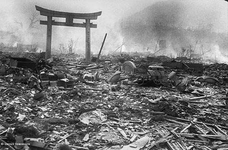 La ciudad de Nagasaki, al día siguiente del ataque estadounidense con una bomba nuclear