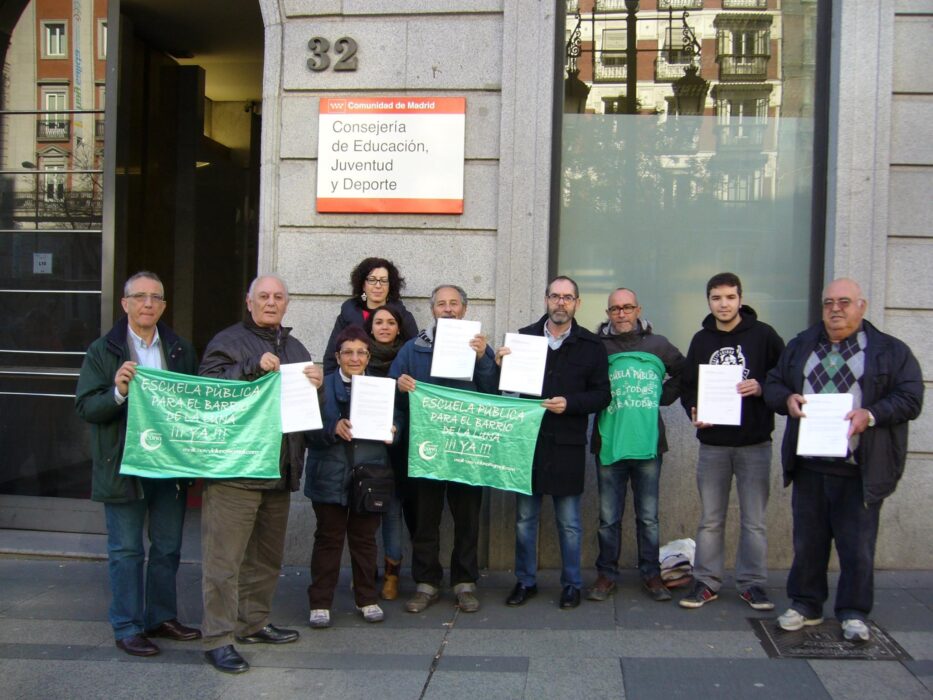 La Asamblea por la Pública presenta más de 6.000 firmas a la consejería de Educación