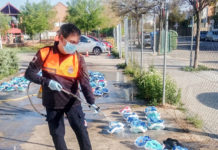 Protección Civil de Rivas recoge casi 200 máscaras de buceo de Decathlon Un voluntario de Protección Civil de Rivas desinfecta las cientos de mascarillas de Decatlon donadas por la ciudadanía para usar como respiradores.