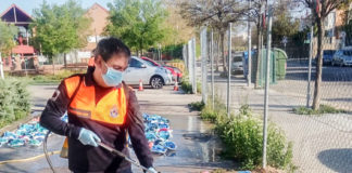 Un voluntario de Protección Civil de Rivas desinfecta las cientos de mascarillas de Decatlon donadas por la ciudadanía para usar como respiradores.