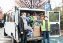 La campaña de recogida de productos organizada por Vecin@s x Rivas llena catorce vehículos