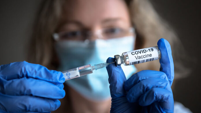 vacuna_covid_sanitaria_aguja_opt
