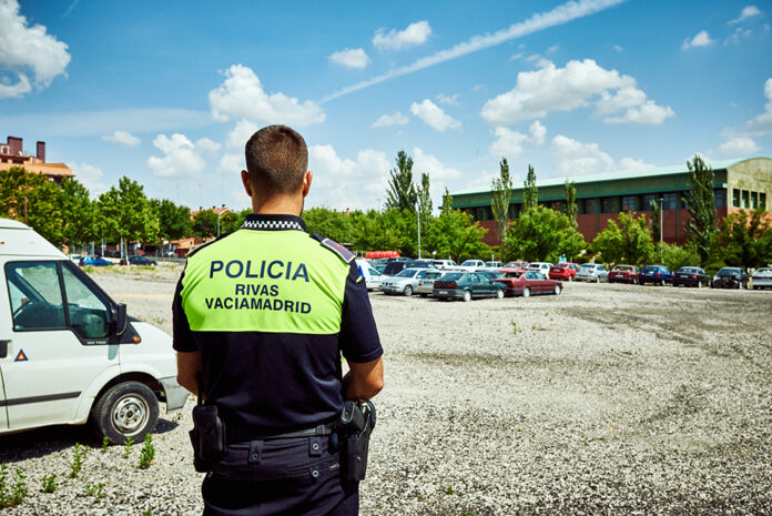Deposito-vehiculos-Policia-Local-con-agente