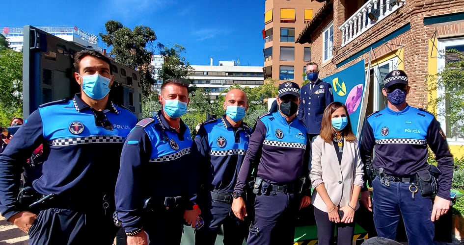 En la imagen, los agentes galardonados de Rivas posan con la ministra Ione Belerra.