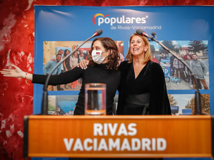 En la imagen, la presidenta de la Comunidad de Madrid, Isabel Díaz Ayuso (a la izquierda), y la portavoz y presidenta del Partido Popular de Rivas Vaciamadrid, Janette Novo (a la derecha).