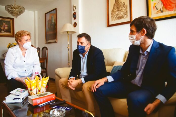 FGy9RTjXwAEc7B3 En la imagen, de izquierda a derecha, Felisa del Pozo, usuaria del servicio SAD de Clece, Pedro del Cura, alcalde de Rivas Vaciamadrid, y Javier Gallego, responsable de Acción Social de Clece en Madrid.