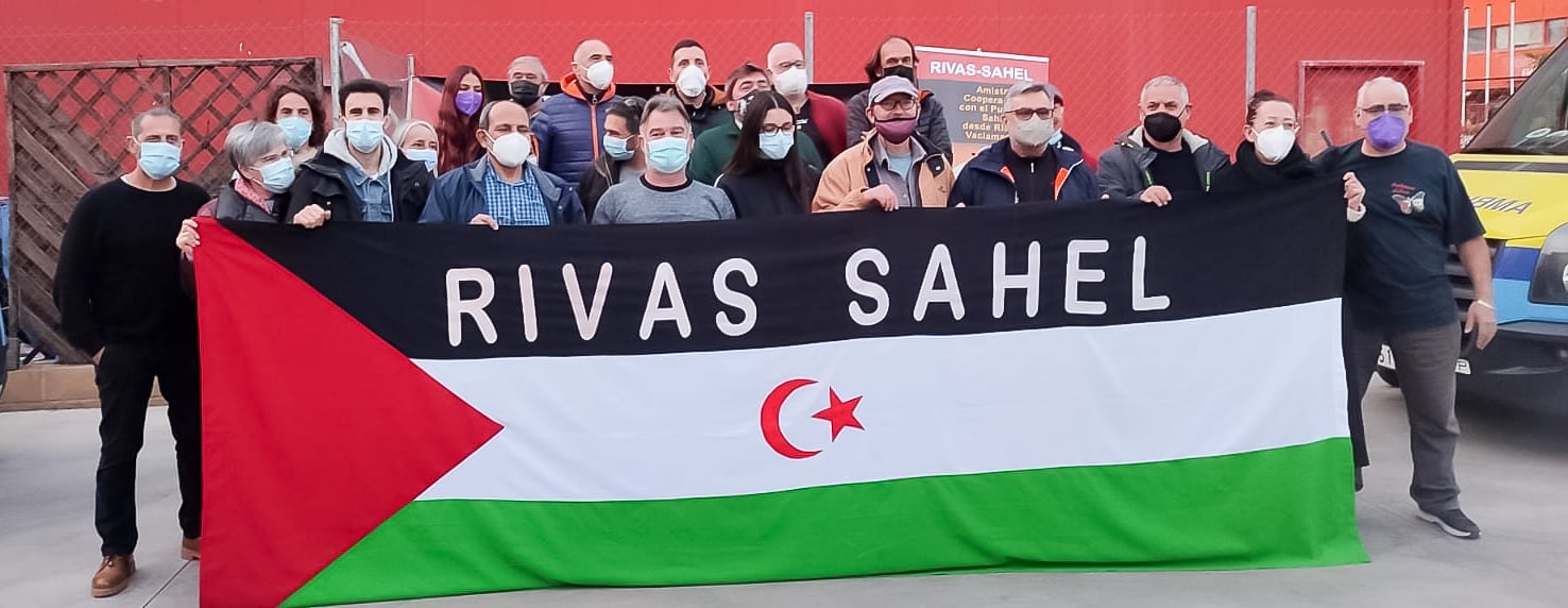 En la imagen, varios de los 27 conductores voluntarias y voluntarios que llevarán la caravana solidaria al Sahara. 