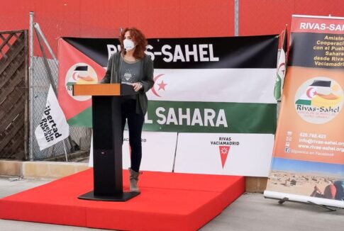 En la imagen, Ana Pérez, presidenta de Rivas Sahel, presentando el acto de despedida.